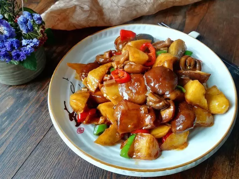 這幾道家常土豆的做法,特別適合秋天吃,有葷有素,美味又下飯