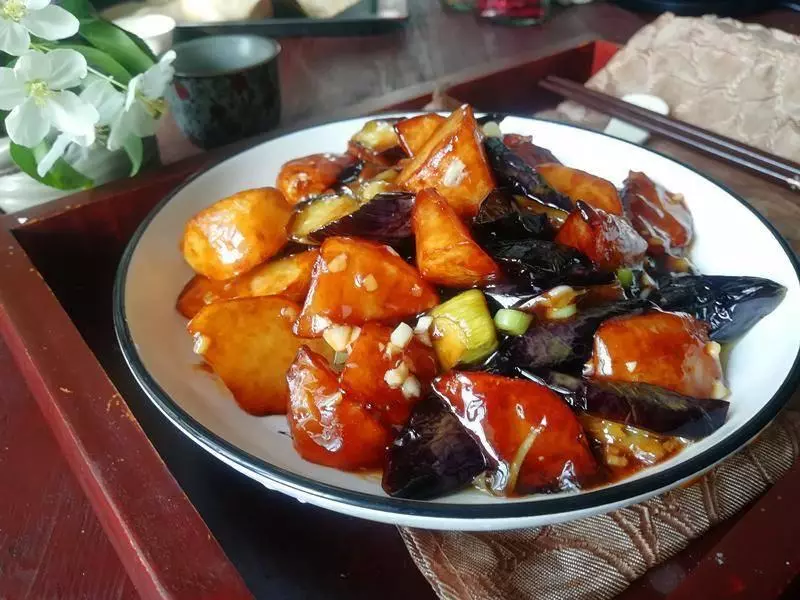這幾道家常土豆的做法,特別適合秋天吃,有葷有素,美味又下飯