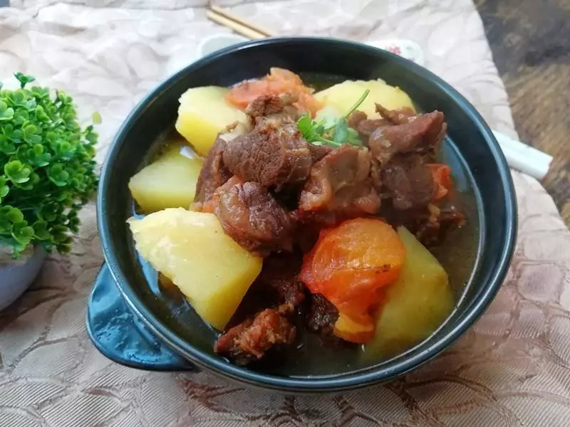 這幾道家常土豆的做法,特別適合秋天吃,有葷有素,美味又下飯