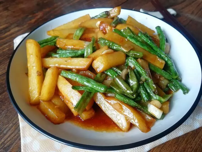 這幾道家常土豆的做法,特別適合秋天吃,有葷有素,美味又下飯
