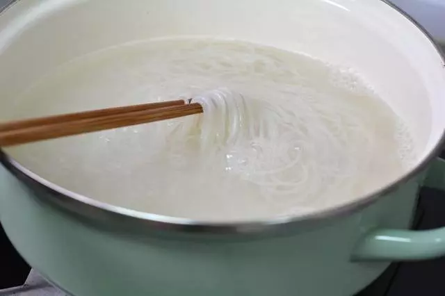 西紅柿米粉這麼做,不需要任何配方,開胃爽口,越吃越過癮
