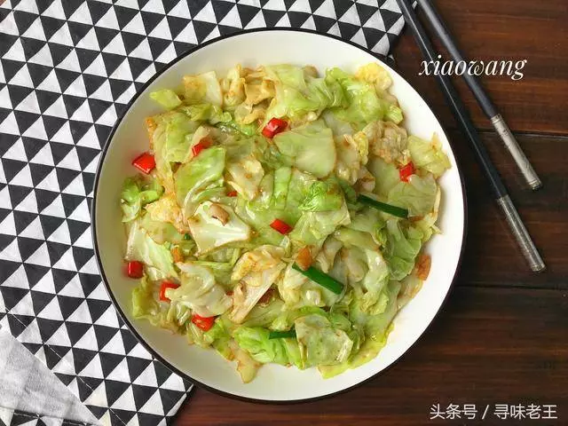 包心菜不用干鍋,飯店大廚教你這樣炒更好吃,一盤就能下3碗飯