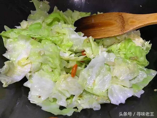 包心菜不用干鍋,飯店大廚教你這樣炒更好吃,一盤就能下3碗飯