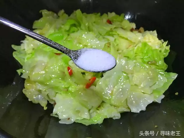 包心菜不用干鍋,飯店大廚教你這樣炒更好吃,一盤就能下3碗飯