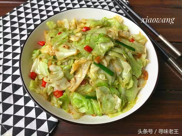 包心菜不用干鍋,飯店大廚教你這樣炒更好吃,一盤就能下3碗飯