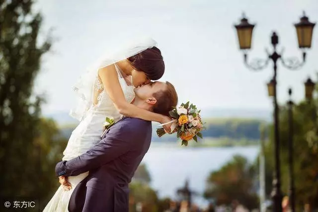 養母的兒子結婚我隨禮兩萬,養母回贈我一包喜糖,打開我熱淚盈眶