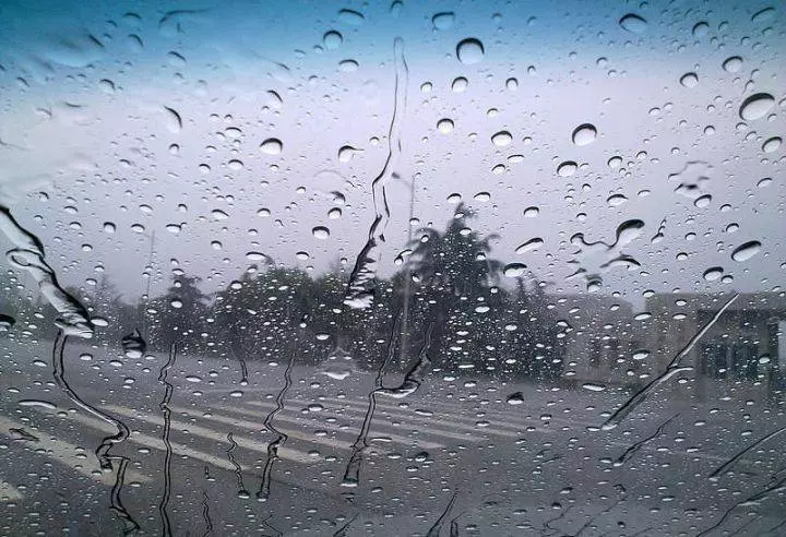 實用分享開車遇到大雨看不清楚時,教你一招馬上變清晰