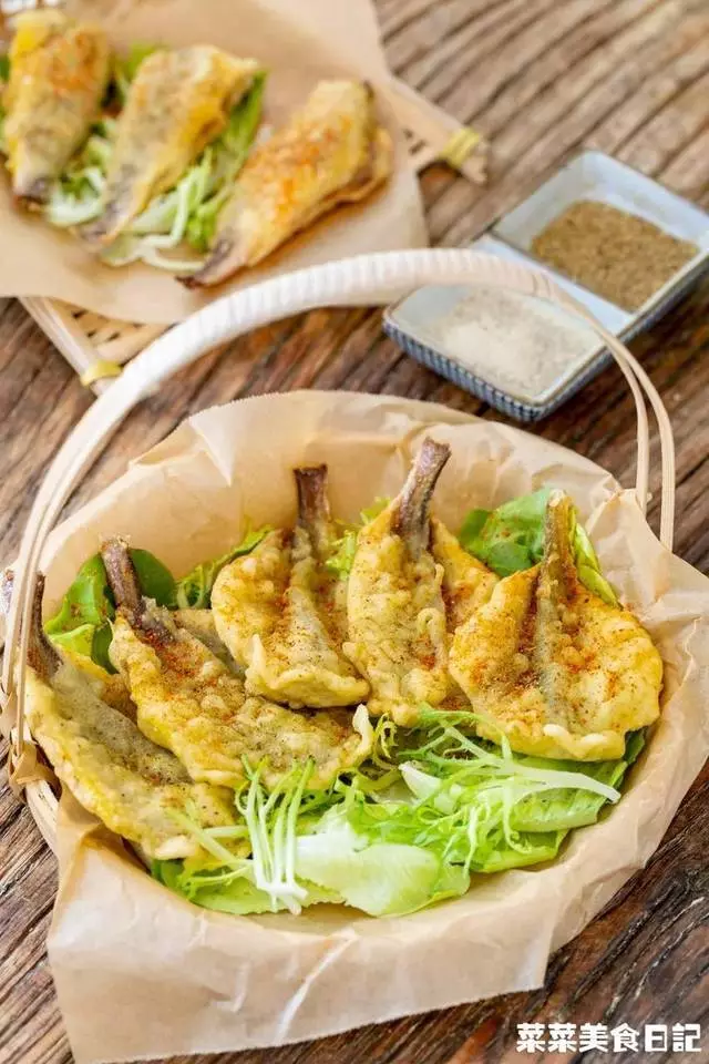 這一盤魚炸的又香又脆,好吃到連骨頭都沒剩下