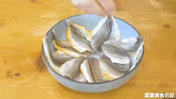 這一盤魚炸的又香又脆,好吃到連骨頭都沒剩下