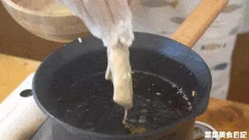 這一盤魚炸的又香又脆,好吃到連骨頭都沒剩下