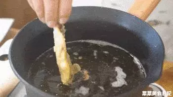這一盤魚炸的又香又脆,好吃到連骨頭都沒剩下