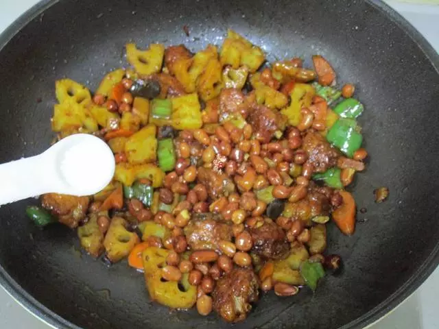 蓮藕這樣吃才叫過癮,配上米飯大呼過癮,一不小心就多吃一碗