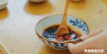 這大豬蹄子口感豐富, 酸甜辣咸, 撩人得很吶