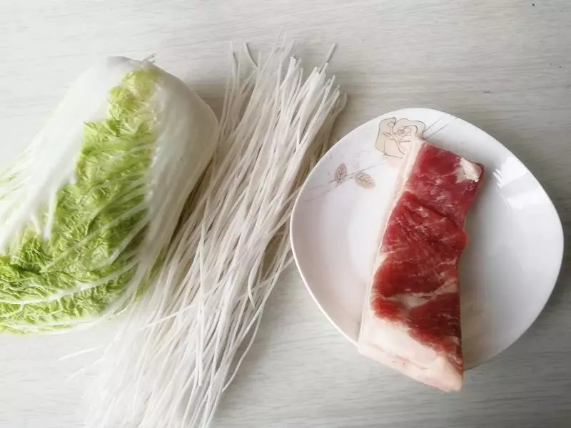 最喜歡這樣做大白菜了,美美的燉上一大鍋,怎麼吃都不夠
