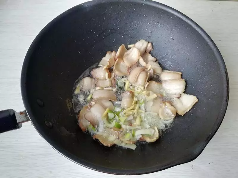 最喜歡這樣做大白菜了,美美的燉上一大鍋,怎麼吃都不夠