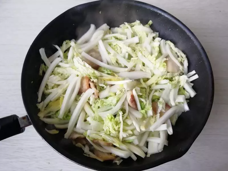 最喜歡這樣做大白菜了,美美的燉上一大鍋,怎麼吃都不夠