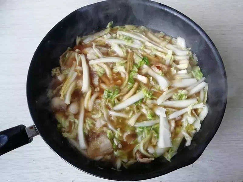 最喜歡這樣做大白菜了,美美的燉上一大鍋,怎麼吃都不夠
