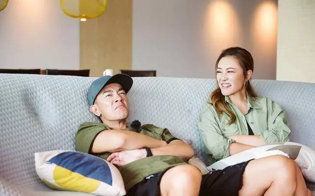 應采兒錄視頻讓Jasper對爸爸說hi,小小春戲精上身,上演職業假hi