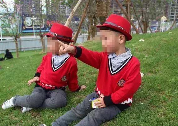 離婚5年偶遇前妻在幫別人補鞋,看到她身邊的雙胞胎兒子,我愣了