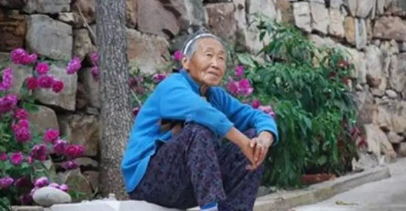 女兒遠嫁,兩年未回過娘家 半夜母親聽見有人喊媽,第二天趕去,母親落淚帶回女兒