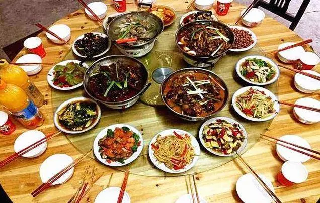 寡母請客慶兒子考上大學,親戚怕借錢都不敢去,天黑一輛豪車出現,驚喜來了