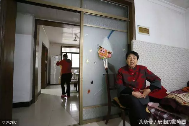 寡母請客慶兒子考上大學,親戚怕借錢都不敢去,天黑一輛豪車出現,驚喜來了