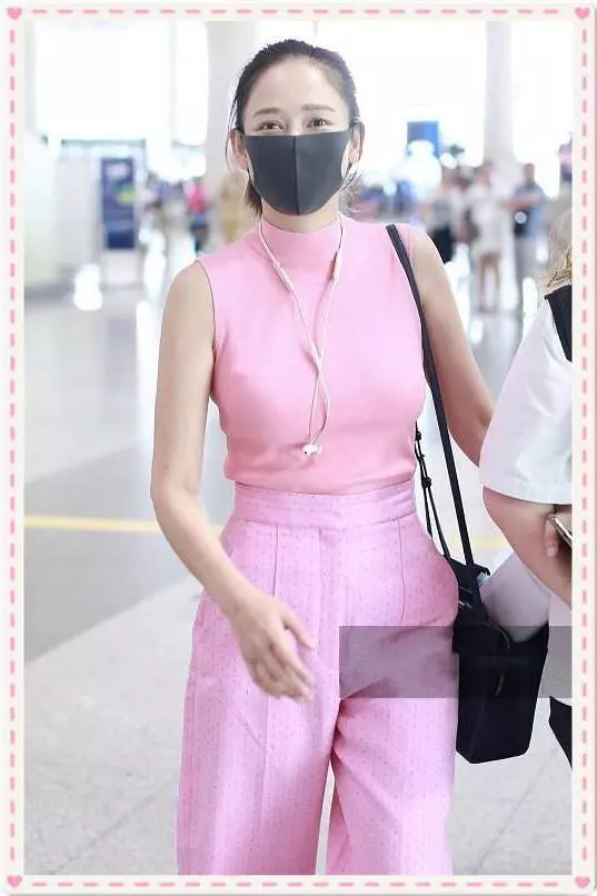 當43公斤趙麗穎和53公斤陳喬恩同穿一身粉,網友:瞬間沒了減肥勇氣