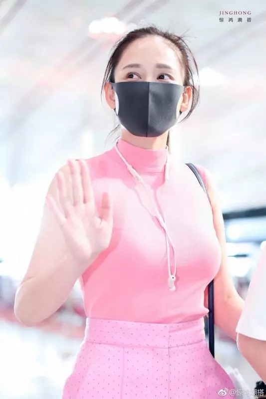 當43公斤趙麗穎和53公斤陳喬恩同穿一身粉,網友:瞬間沒了減肥勇氣