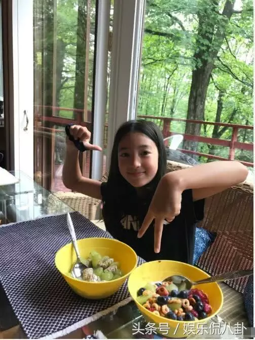 大到都快認不出了~《爸爸3》夏天近照大曝光,淑女氣質爆棚,網友:一轉眼都這麼大了