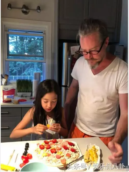 大到都快認不出了~《爸爸3》夏天近照大曝光,淑女氣質爆棚,網友:一轉眼都這麼大了