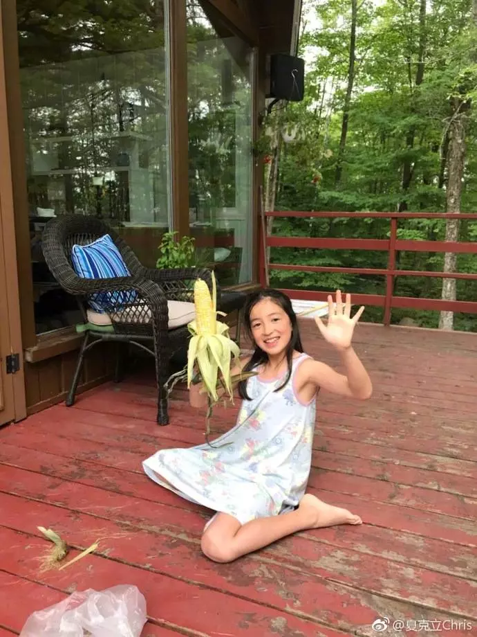 大到都快認不出了~《爸爸3》夏天近照大曝光,淑女氣質爆棚,網友:一轉眼都這麼大了