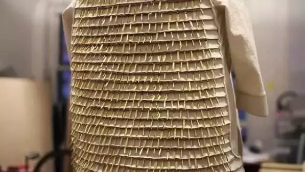 7款設計師「失戀過1000次」才能做出的「分手婚紗」!第2震動棒棒婚紗!第3用100%陌生人的毛做成的黑天鵝禮服...