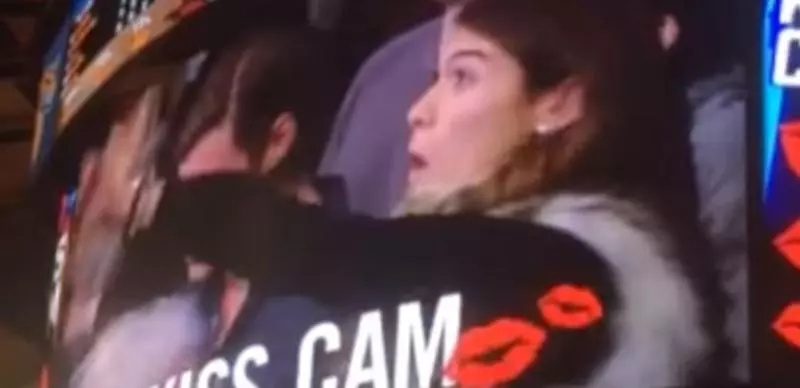 NBA親親鏡頭對上了!男友卻臭臉滑手機 正妹爆氣上演「最綠報復」全場歡呼~