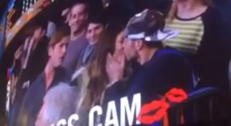 NBA親親鏡頭對上了!男友卻臭臉滑手機 正妹爆氣上演「最綠報復」全場歡呼~