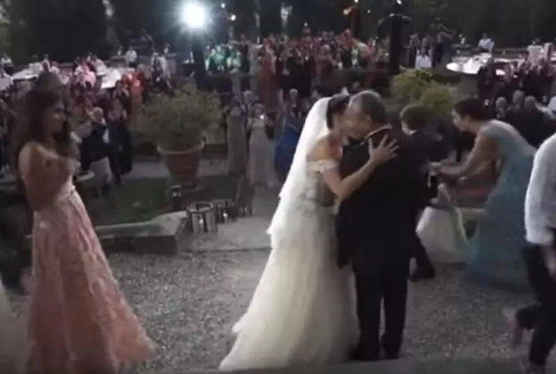 最夢幻婚禮!新娘坐「250顆純白氣球」升上天 宛如仙女降落現場