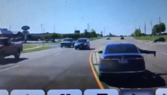 隔壁車突蛇行 勇男「跳進車窗」拯救癲癇駕駛:我只是對的時間出現在對的地方