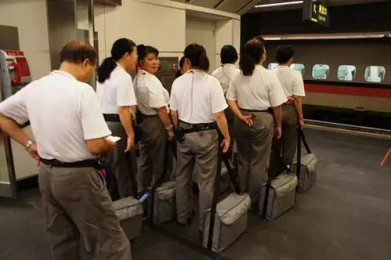 「被妳發現我是撿垃圾的…」 目睹同學當高鐵清潔工 她一席話感動對方