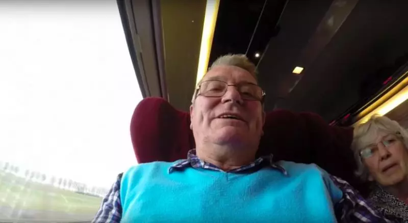 老爸借GoPro記錄旅遊「鏡頭全程拿反」 一路只拍到自己的臉XD