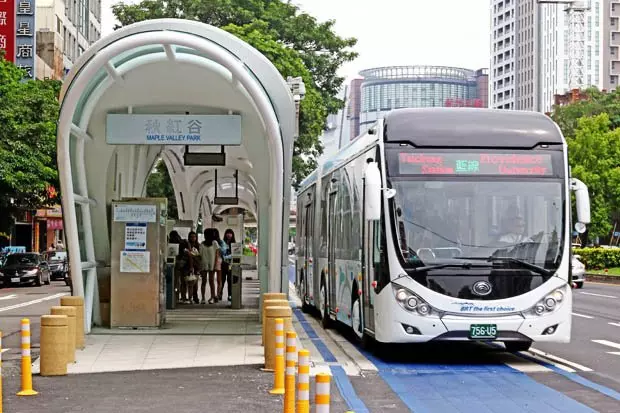司機在路上開船!台灣大道「BRT快艇」浪花四濺 網歪樓:這笑聲太魔性已戀愛
