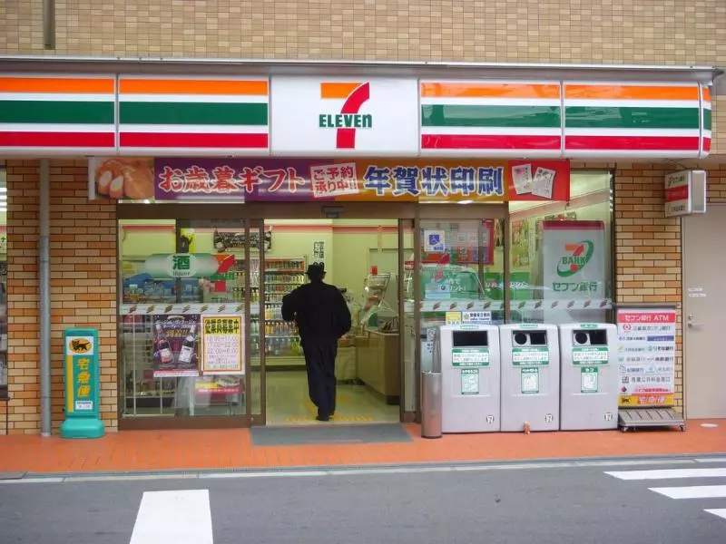 勾錐阿嬤想結帳「嚇壞超商店員」 路人一看笑翻:不是那裡啦