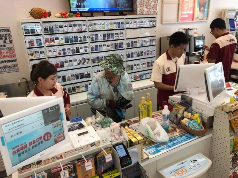 勾錐阿嬤想結帳「嚇壞超商店員」 路人一看笑翻:不是那裡啦