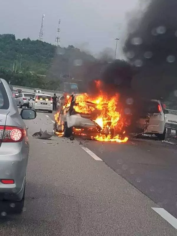 撞車後再火燒車 華裔女車主引發12車連環撞