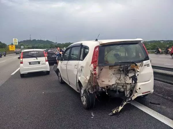 撞車後再火燒車 華裔女車主引發12車連環撞