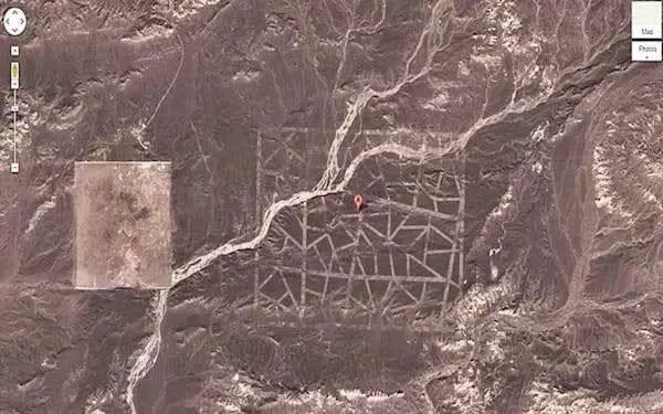 8個Google地球拍下的「看2秒就會全身發冷」詭異照片 最可怕的竟是這片「什麼都拍不到」的#5 大地圖案