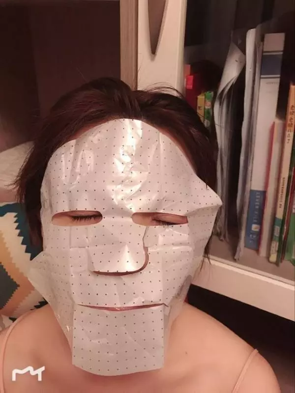 面膜中的那張塑膠紙到底有什麼用?很多女人都直接扔掉,太可惜了