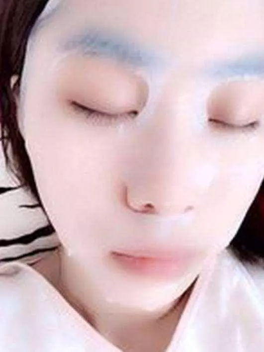 面膜中的那張塑膠紙到底有什麼用?很多女人都直接扔掉,太可惜了