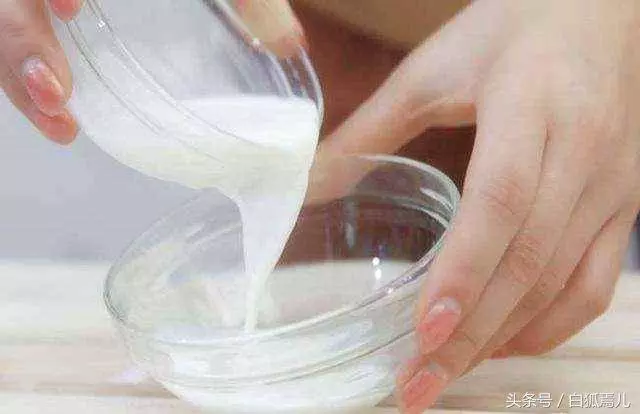面膜中的那張塑膠紙到底有什麼用?很多女人都直接扔掉,太可惜了