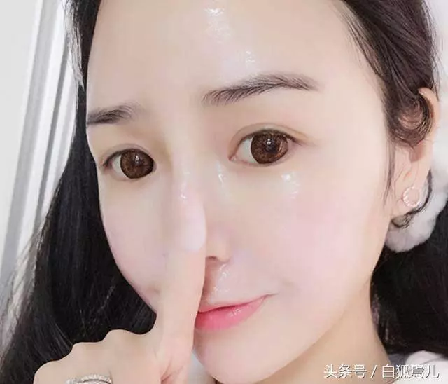 面膜中的那張塑膠紙到底有什麼用?很多女人都直接扔掉,太可惜了