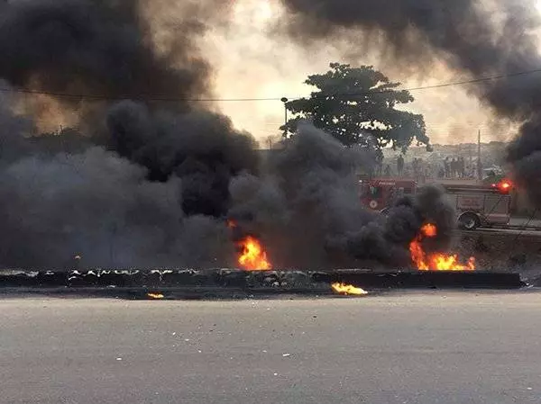 公路發生意外 太恐怖奈及利亞油槽車爆炸 逾50車陷火海9死