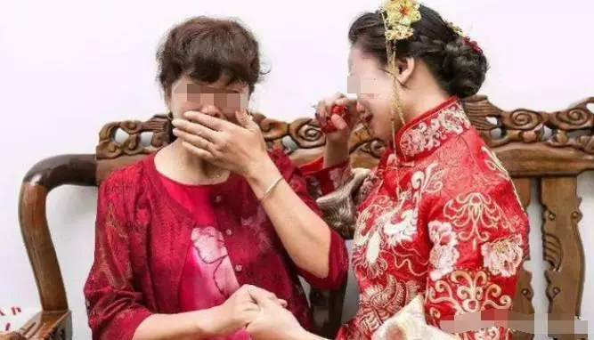 女兒出嫁我陪嫁一套房和30萬,不到半年,女婿把女兒行李收拾了並送了回來…